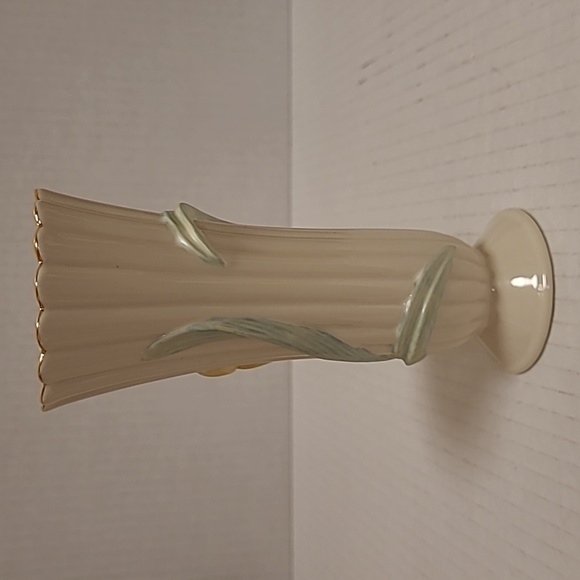 Lenox Daffodils in Bloom Bud Vase with Gold Trim - Picture 5 of 16